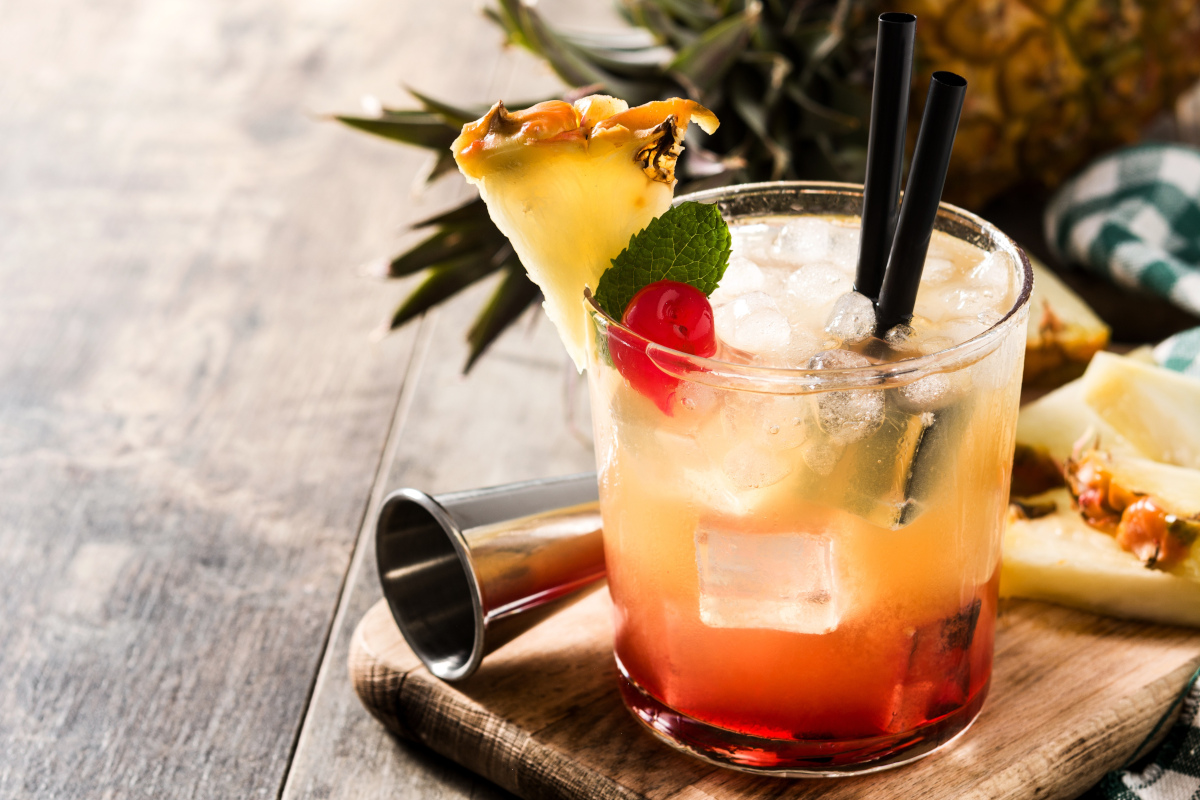 Fruchtiger alkoholfreier Cocktail mit Eis