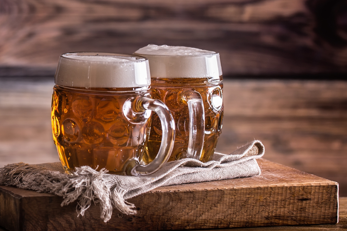 Maibockbiere im Glas auf Holzbrett
