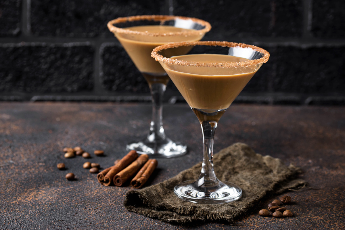 Cremiger Schokoladen-Martini mit Zuckerrand in Martiniglas